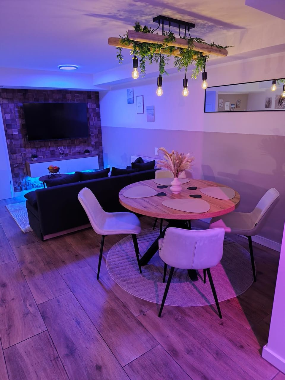 TV and multimedia, Living room, Seating area, Dining area