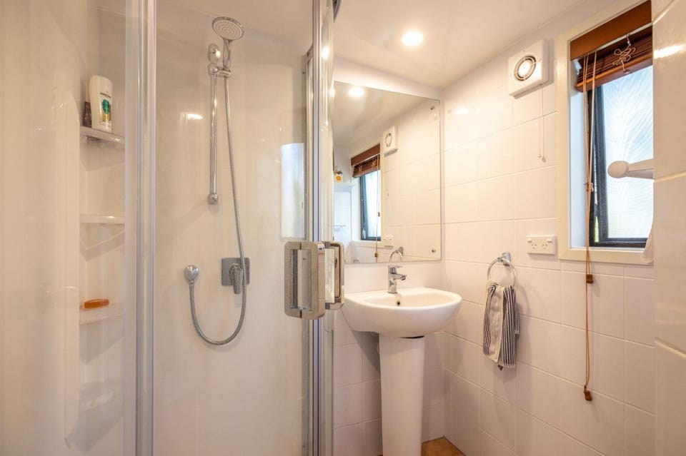 Shower, Toilet, towels