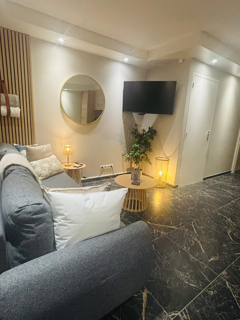 Photo of the whole room, Seating area