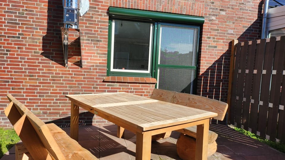 Patio, Day, Dining area
