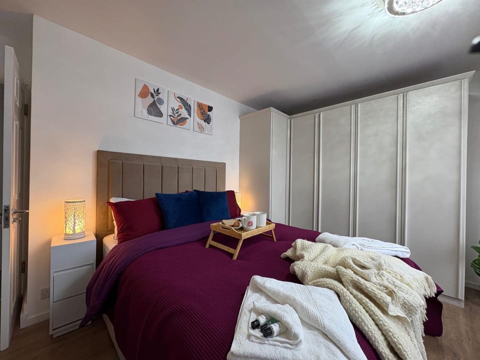 Modern and Spacious 3 Bed retreat - Bracknell House in Bracknell