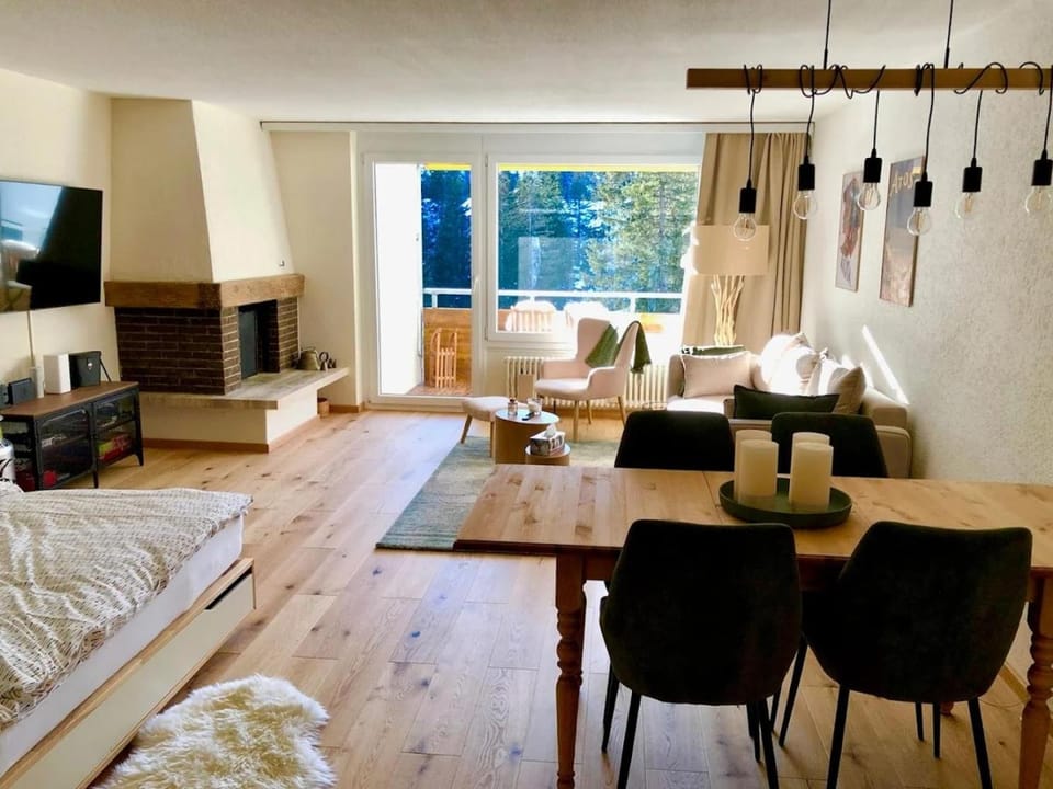 Bed, Living room, Photo of the whole room, Seating area, Dining area