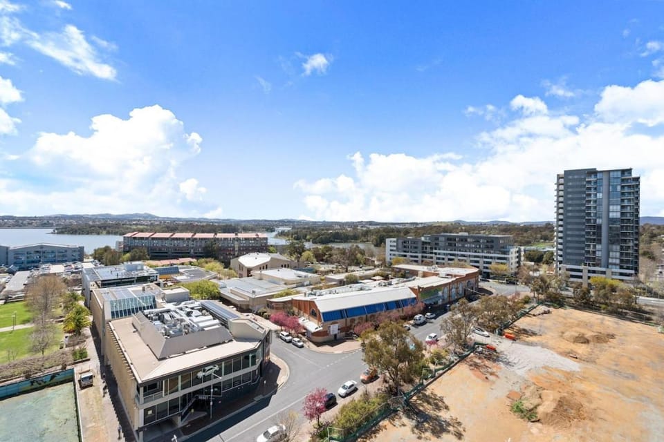 3BR 3BA Next to Mall & Govt Hub with Pool and Gym Apartment in Canberra