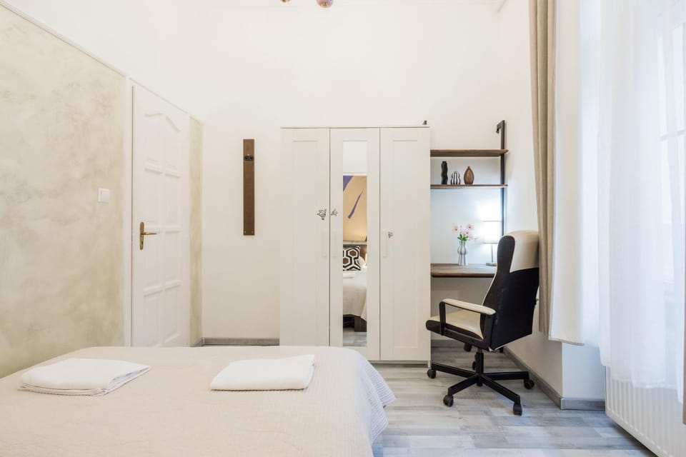Dohany Synagogue Elegant 2BR 2BATH & Balcony Apartment in Budapest