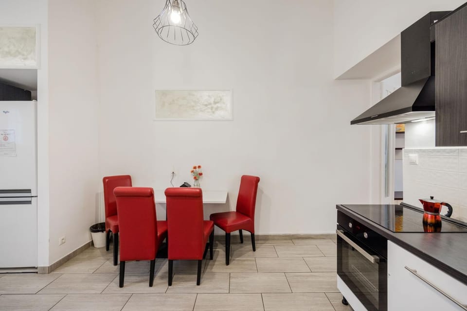 Dohany Synagogue Elegant 2BR 2BATH & Balcony Apartment in Budapest