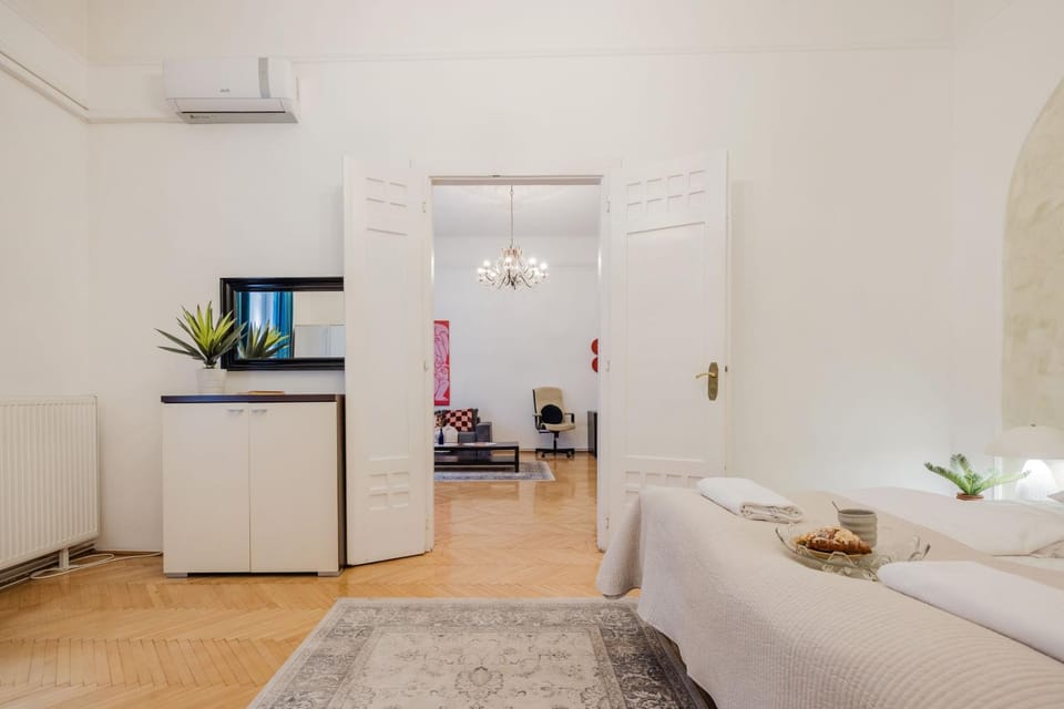 Dohany Synagogue Elegant 2BR 2BATH & Balcony Apartment in Budapest