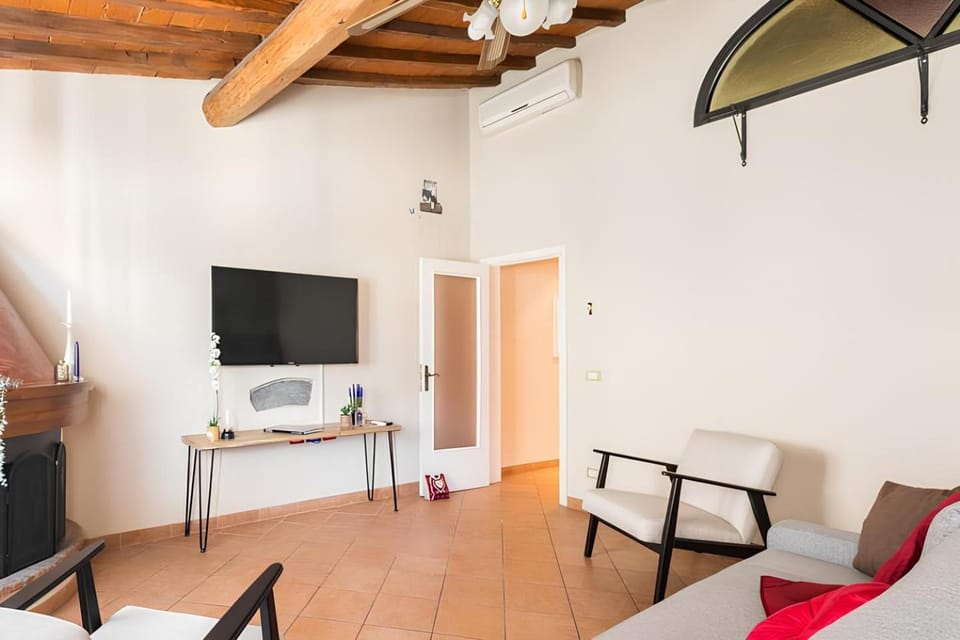 Communal lounge/ TV room, TV and multimedia, Living room, Evening entertainment, fireplace, air conditioner