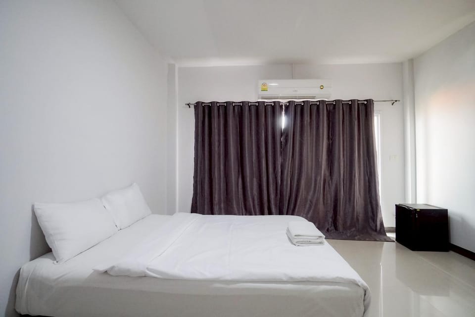 Bed, Photo of the whole room, Bedroom, air conditioner