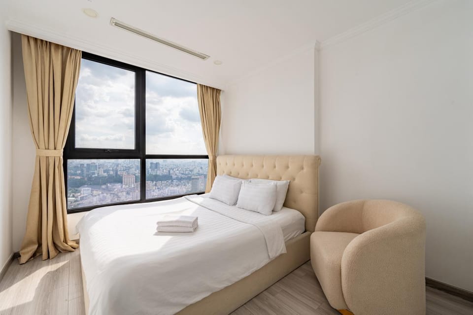 Bed, Seating area, Bedroom