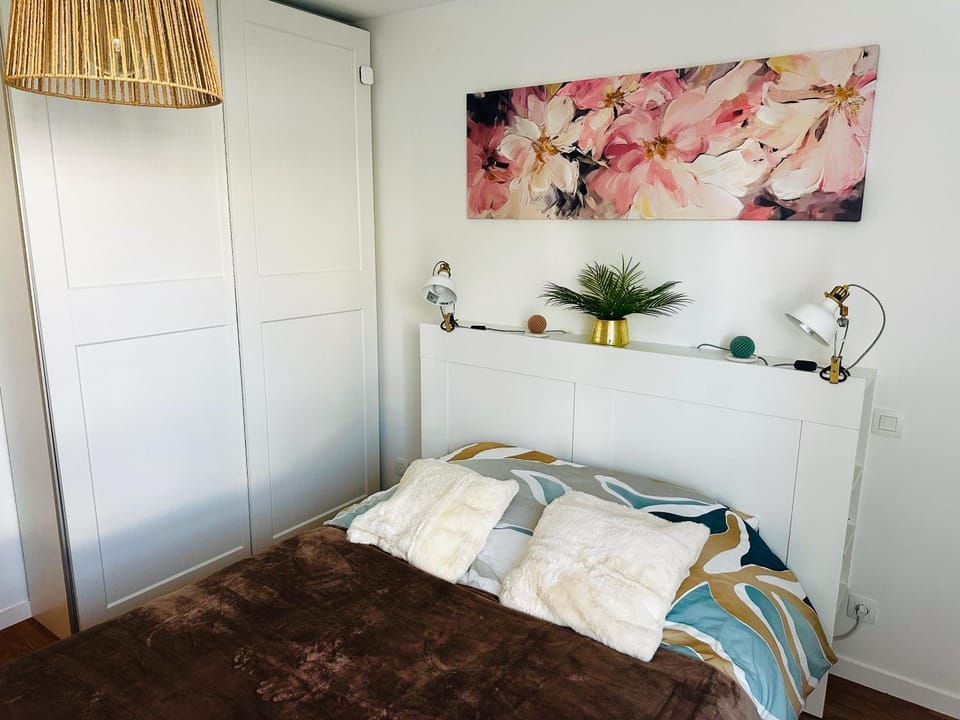Bed, Photo of the whole room, Bedroom, wardrobe