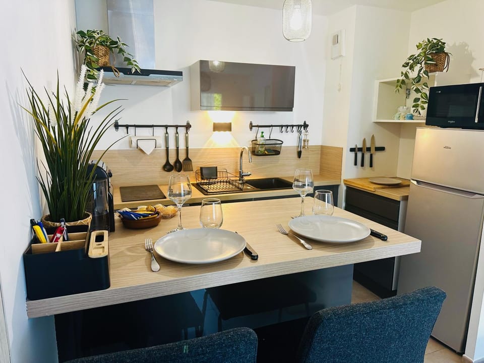 Kitchen or kitchenette, Dining area