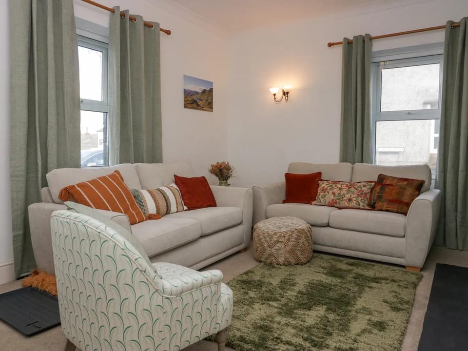 Communal lounge/ TV room, TV and multimedia, Living room, Seating area