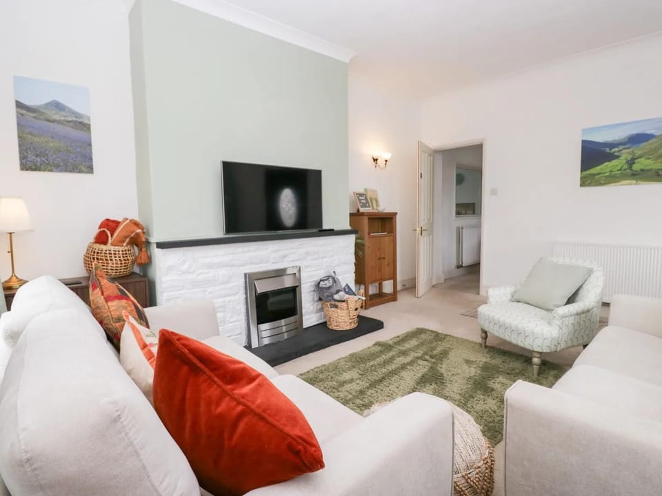 Communal lounge/ TV room, TV and multimedia, Seating area, fireplace, fireplace