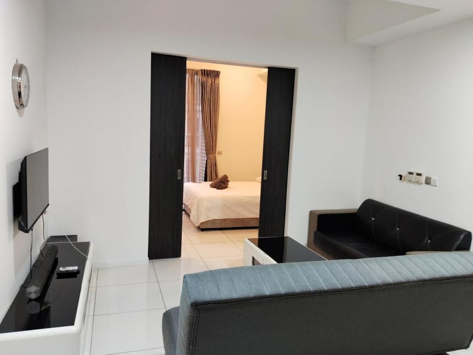 Bed, TV and multimedia, Seating area