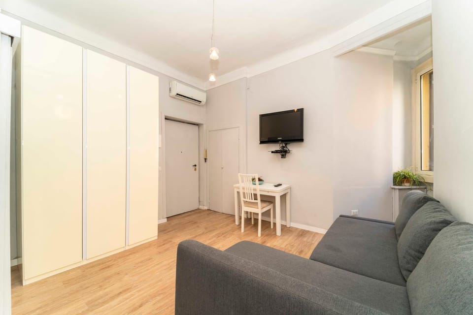 TV and multimedia, Living room, Seating area, Evening entertainment