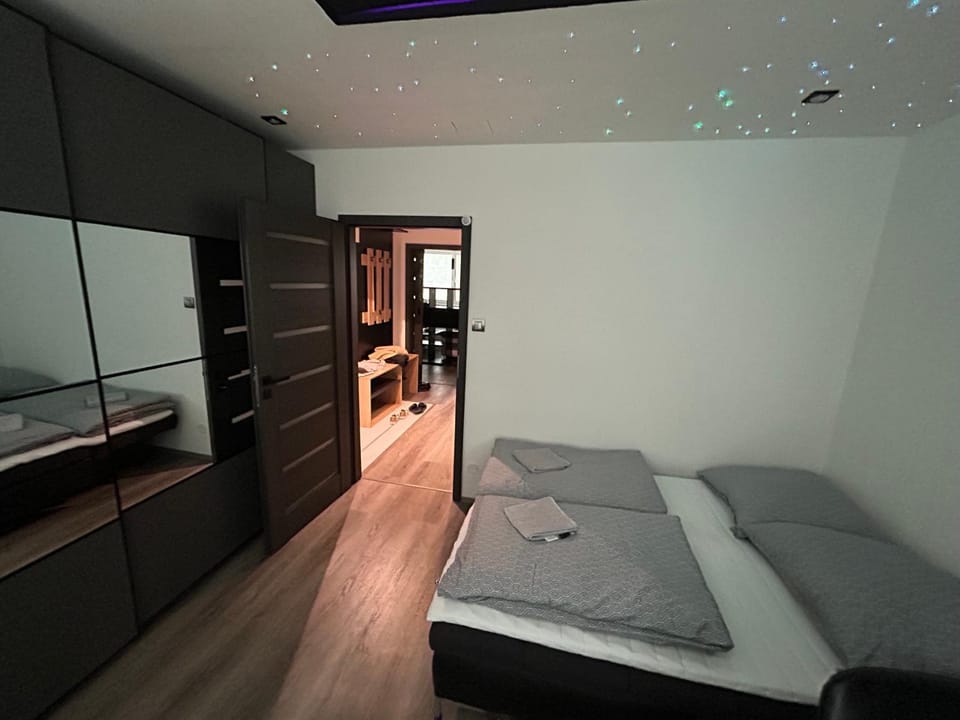 Photo of the whole room, Bedroom, wardrobe