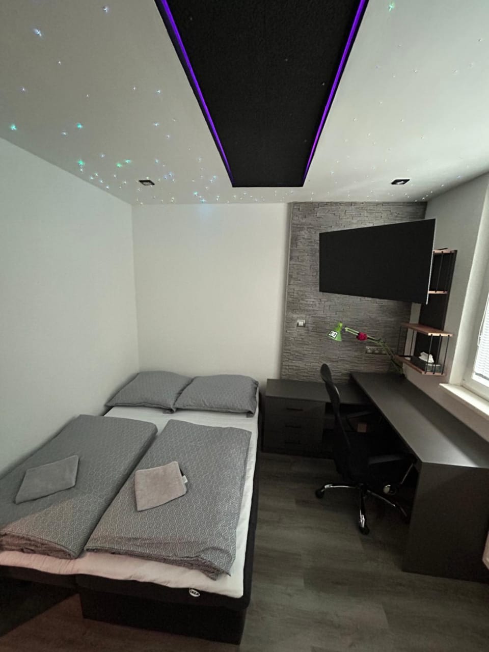 TV and multimedia, Photo of the whole room, Bedroom