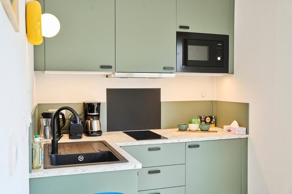 Coffee/tea facilities, Kitchen or kitchenette, microwave, stove, toaster