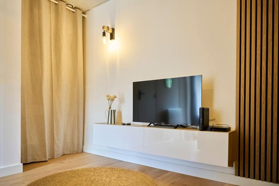 TV and multimedia, Living room, flat iron, internet, wardrobe