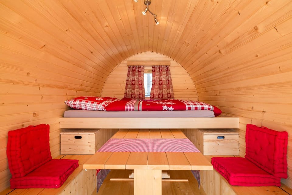 Bed, Photo of the whole room, Seating area