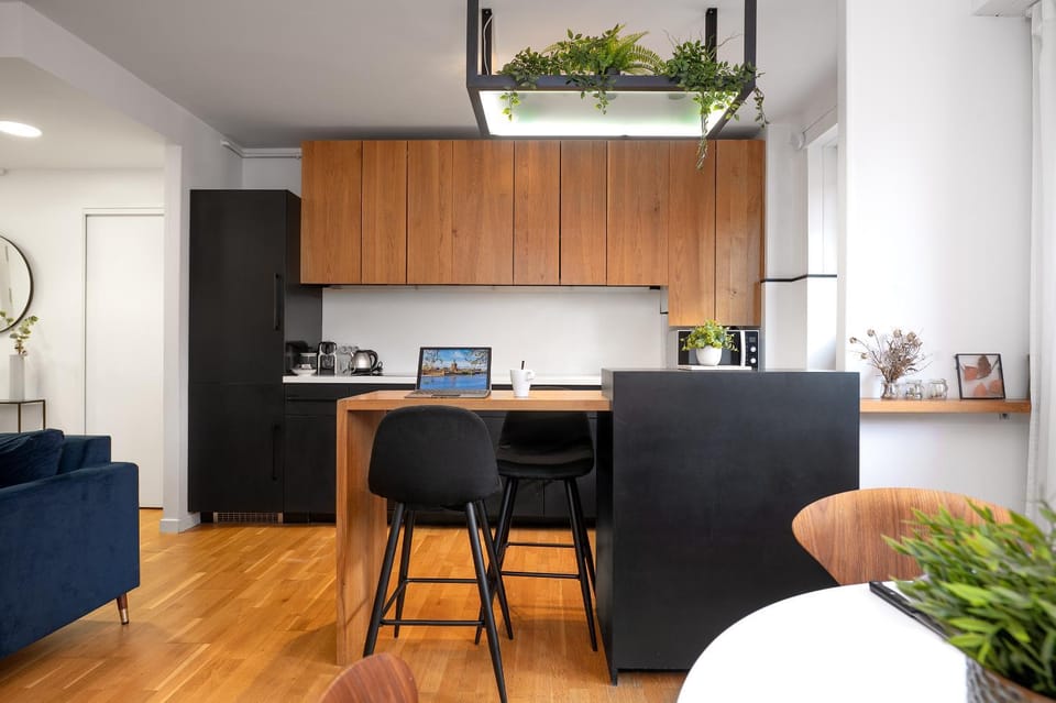 Kitchen or kitchenette, Dining area