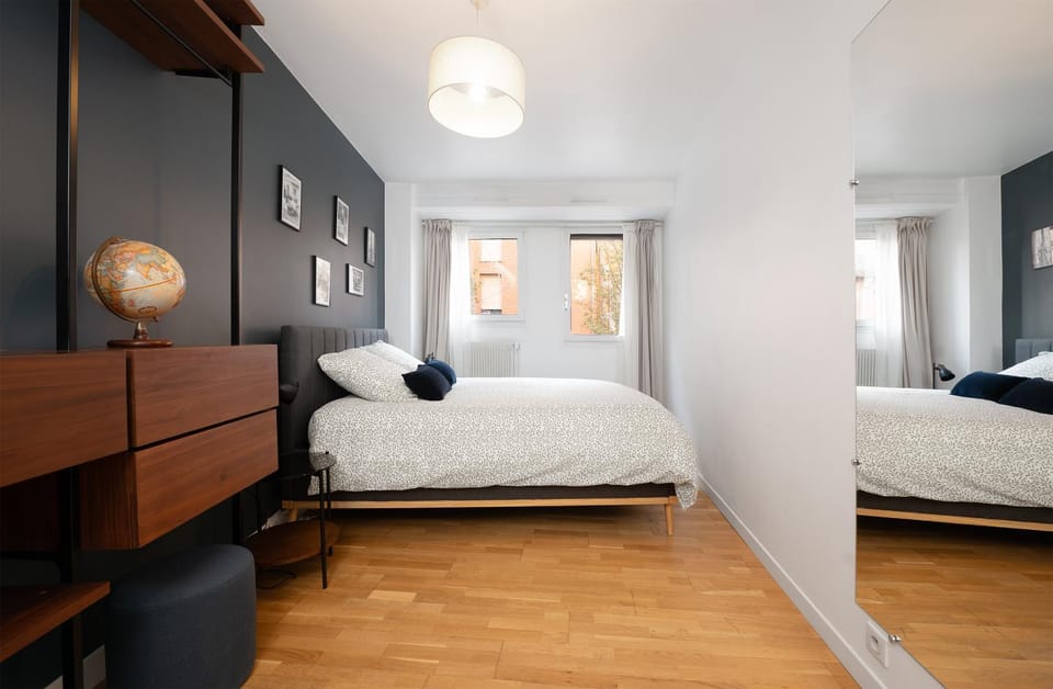 Bed, Photo of the whole room, wardrobe