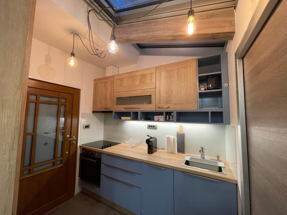 Coffee/tea facilities, Kitchen or kitchenette, stove