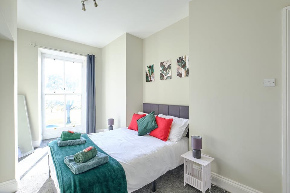Bedroom, towels