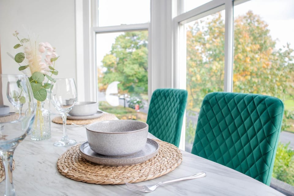 Living room, Food and drinks, Seating area, Dining area, Food