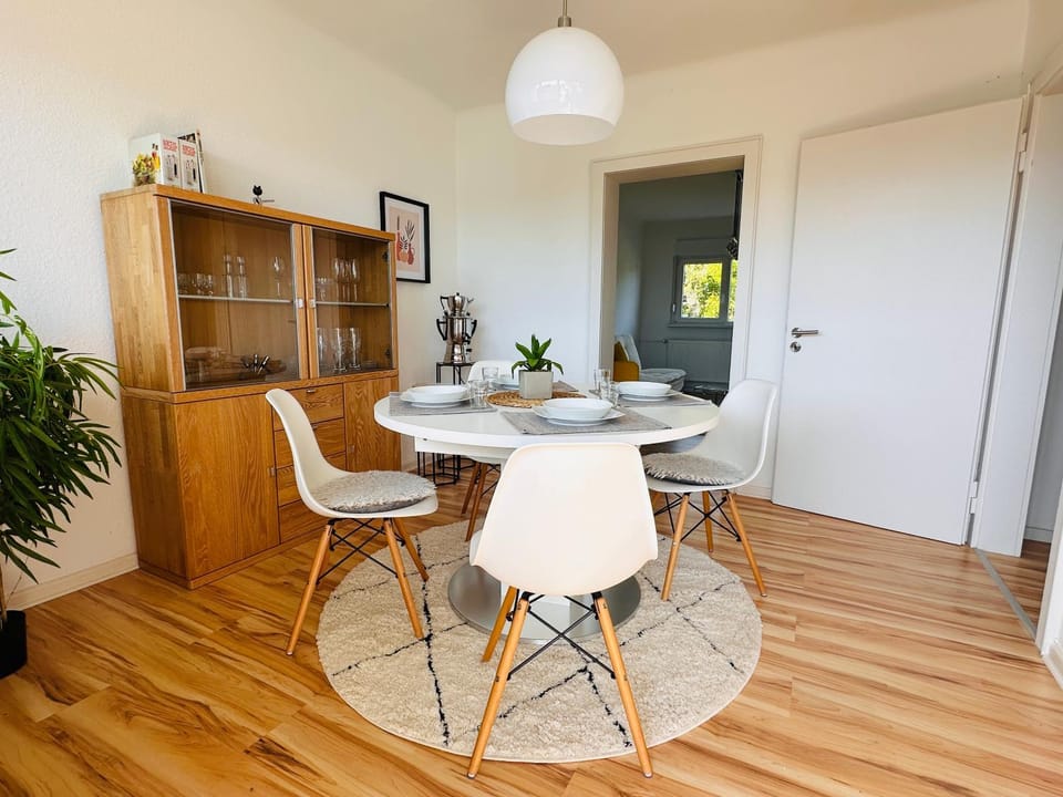 Seating area, Dining area