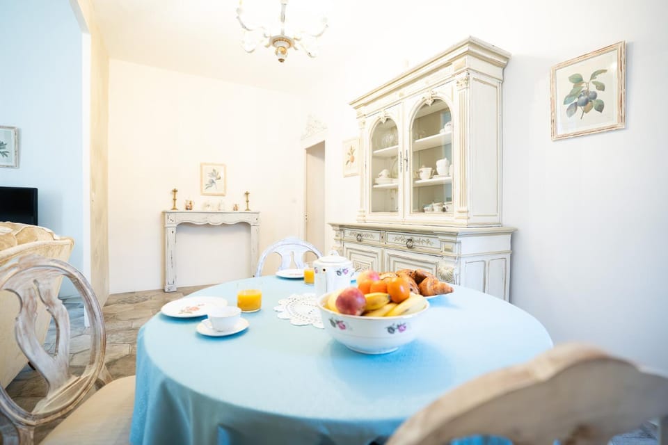 Food and drinks, Dining area, Food