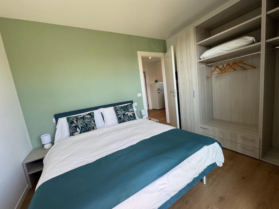 Bed, Photo of the whole room, Bedroom, wardrobe