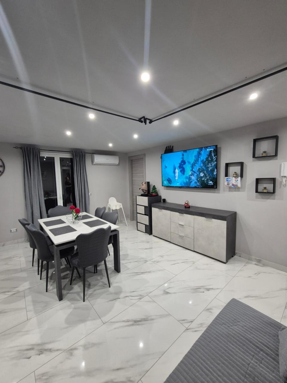 TV and multimedia, Living room, Dining area, air conditioner