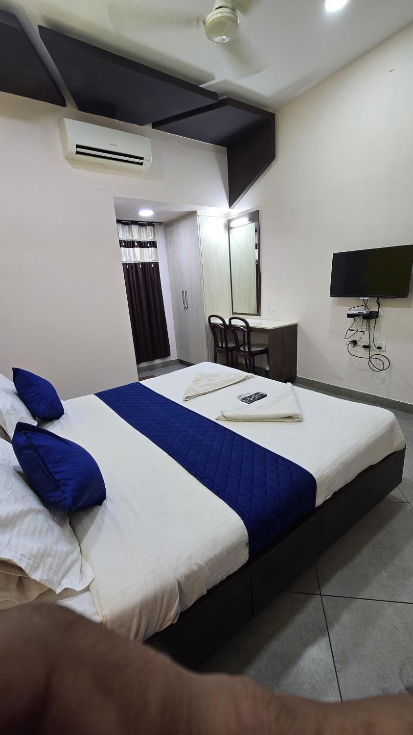 Communal lounge/ TV room, Bed, TV and multimedia, Photo of the whole room, Evening entertainment, Bedroom, fireplace, air conditioner