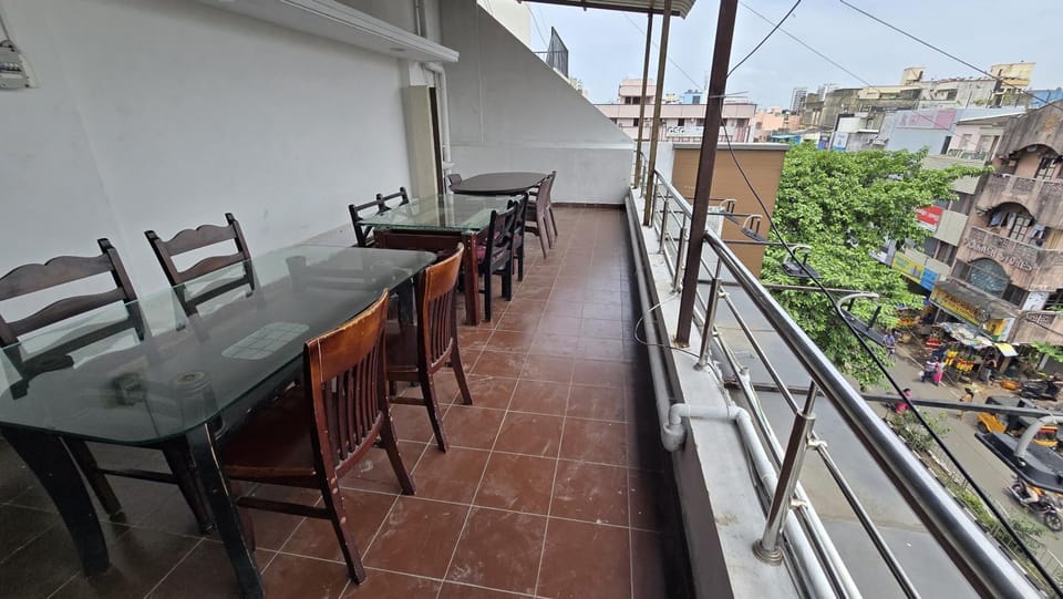 Property building, Patio, Restaurant/places to eat, Day, View (from property/room), Balcony/Terrace, Banquet/Function facilities, Dining area, City view