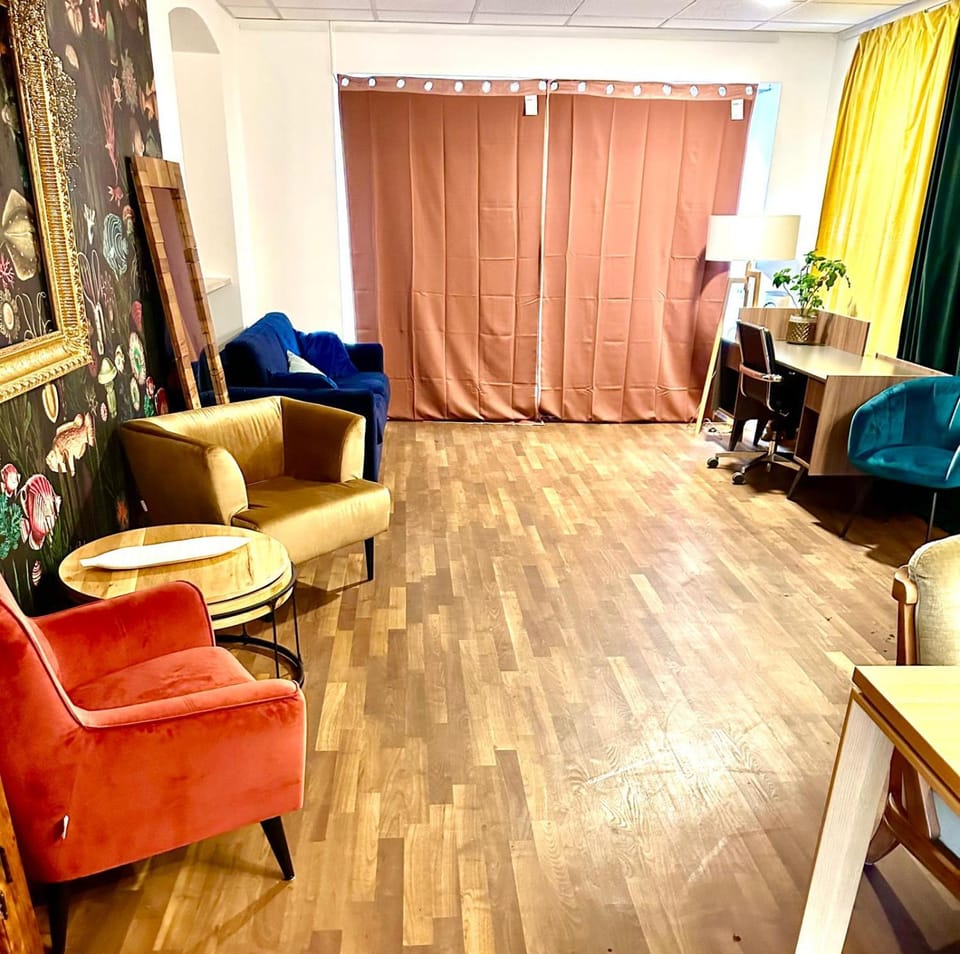 Living room, Seating area