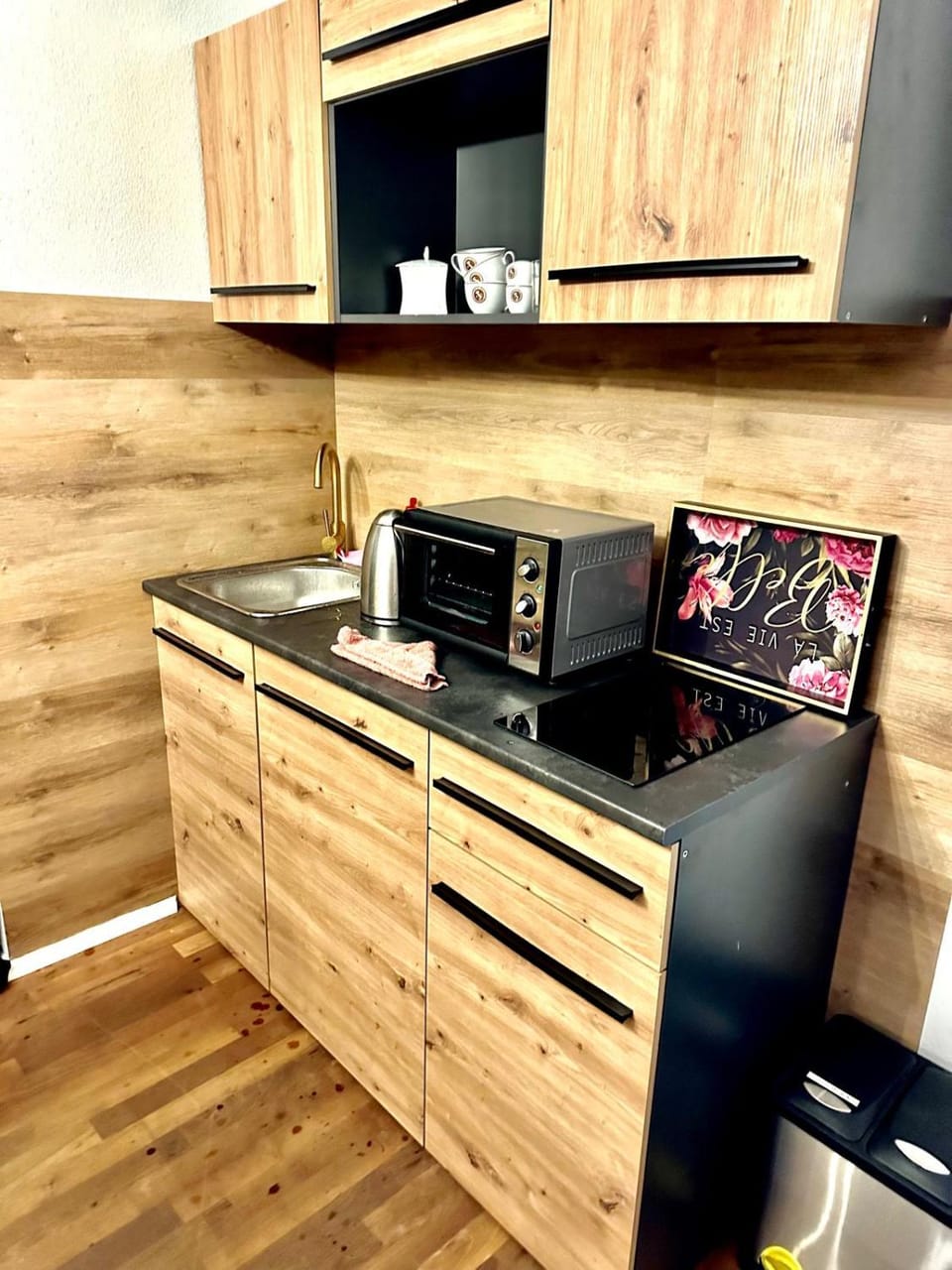 Coffee/tea facilities, Kitchen or kitchenette, stove, toaster