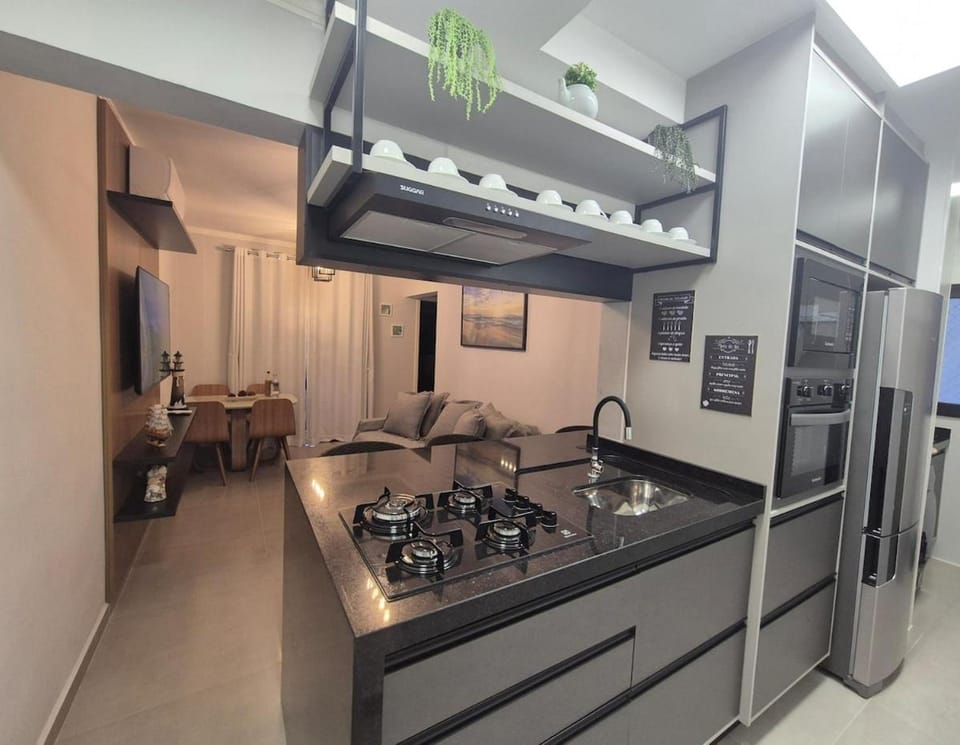 Kitchen or kitchenette, Dining area, minibar, oven, stove