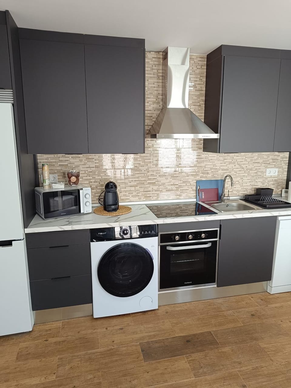 Coffee/tea facilities, Kitchen or kitchenette, dishwasher, oven, stove