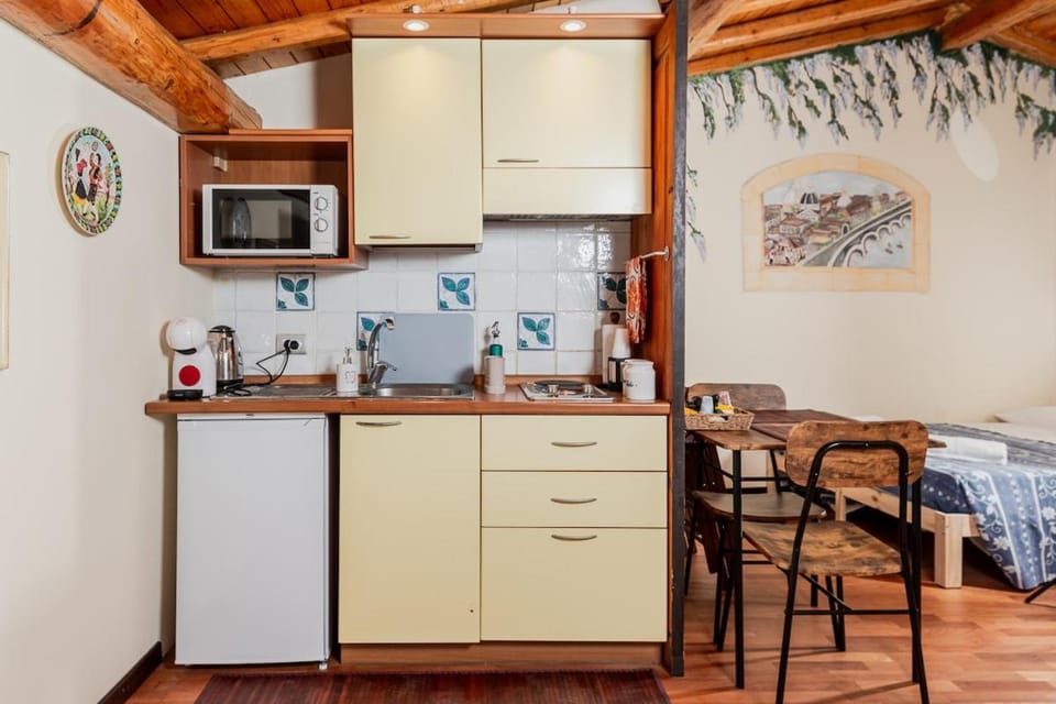 Kitchen or kitchenette, Dining area, stove