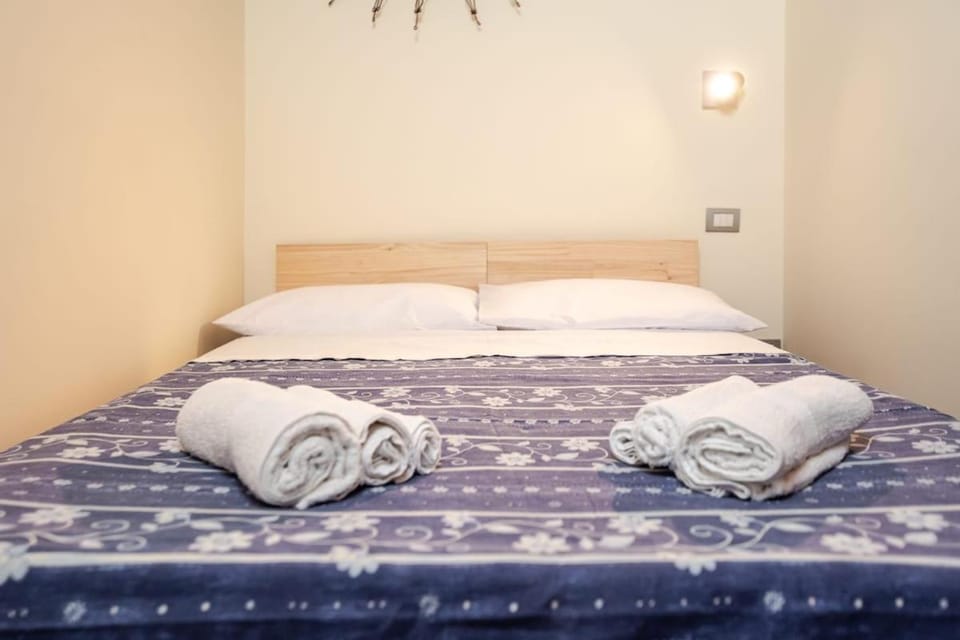 Bed, Bedroom, towels