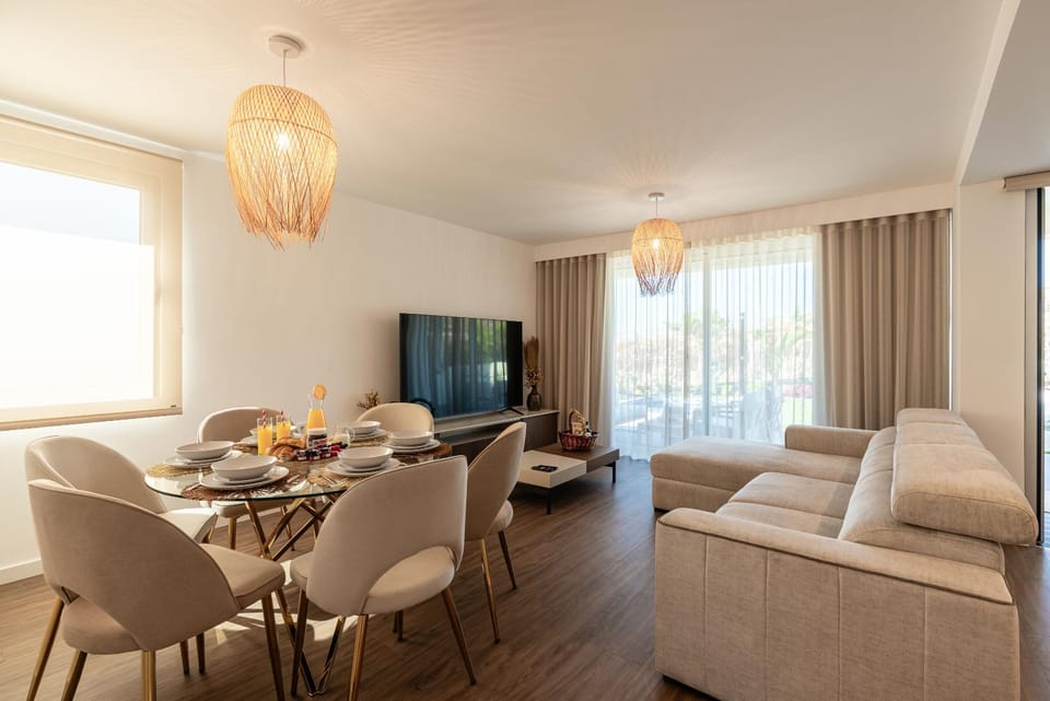 Communal lounge/ TV room, TV and multimedia, Living room, Seating area, Dining area, Evening entertainment