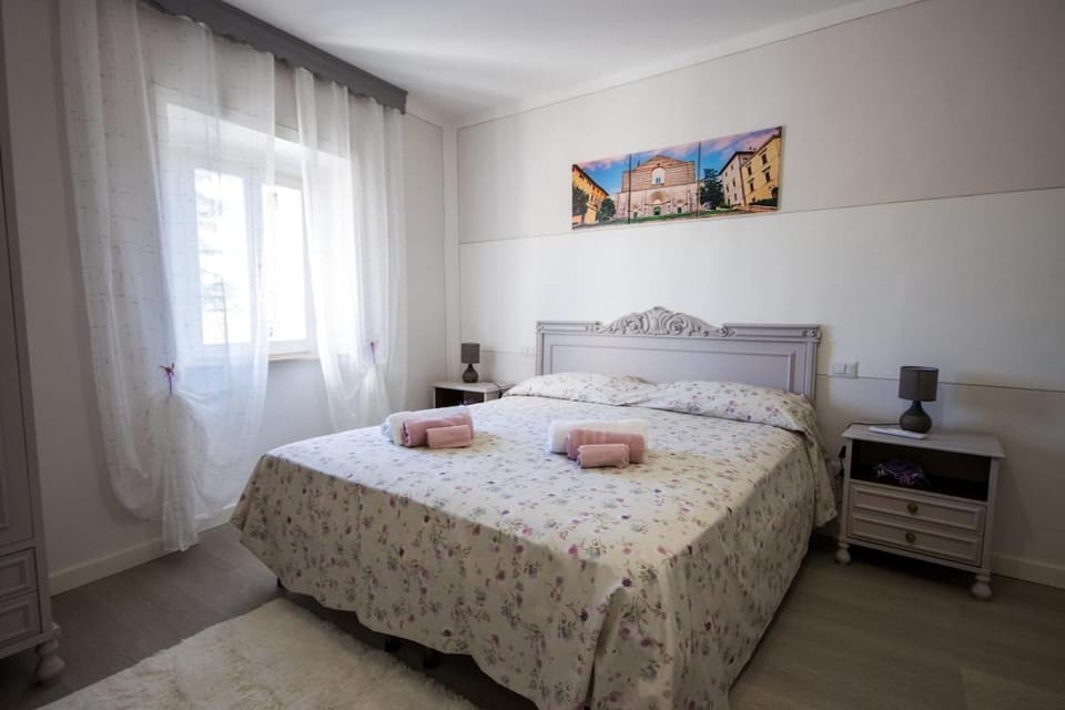 Bedroom, towels