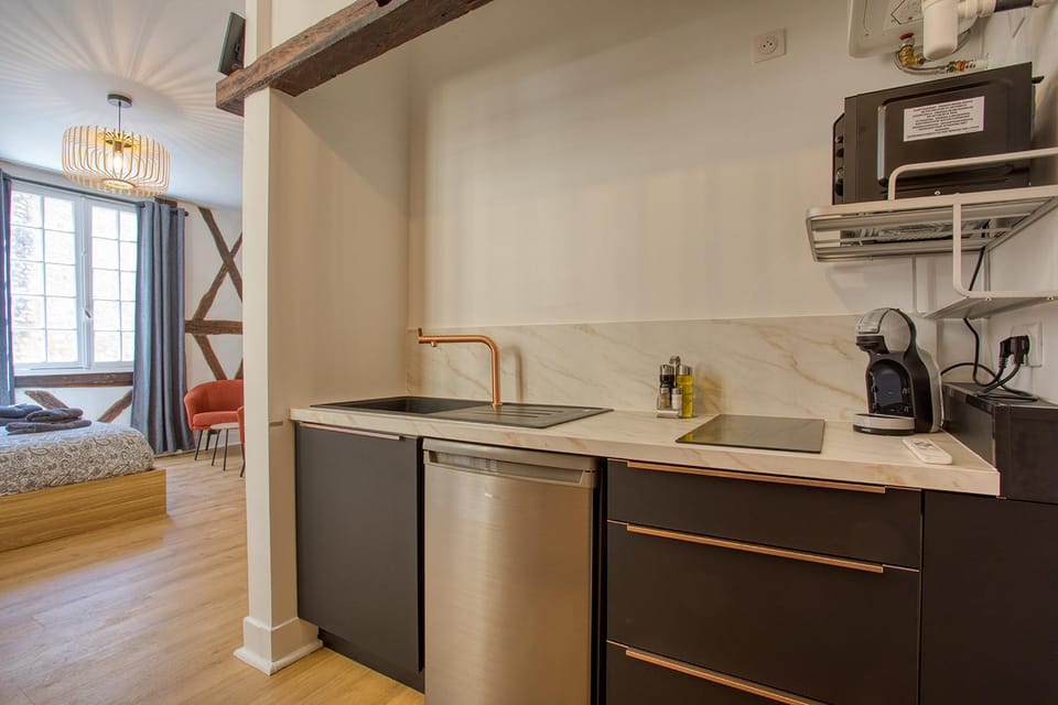 Coffee/tea facilities, Kitchen or kitchenette, stove, kitchen