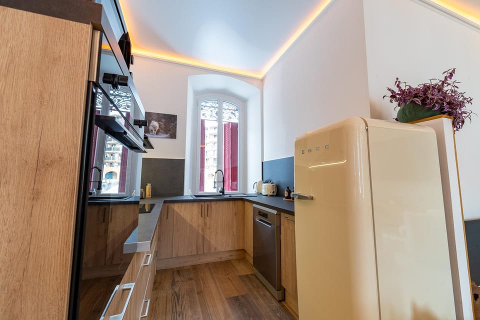 Kitchen or kitchenette, oven