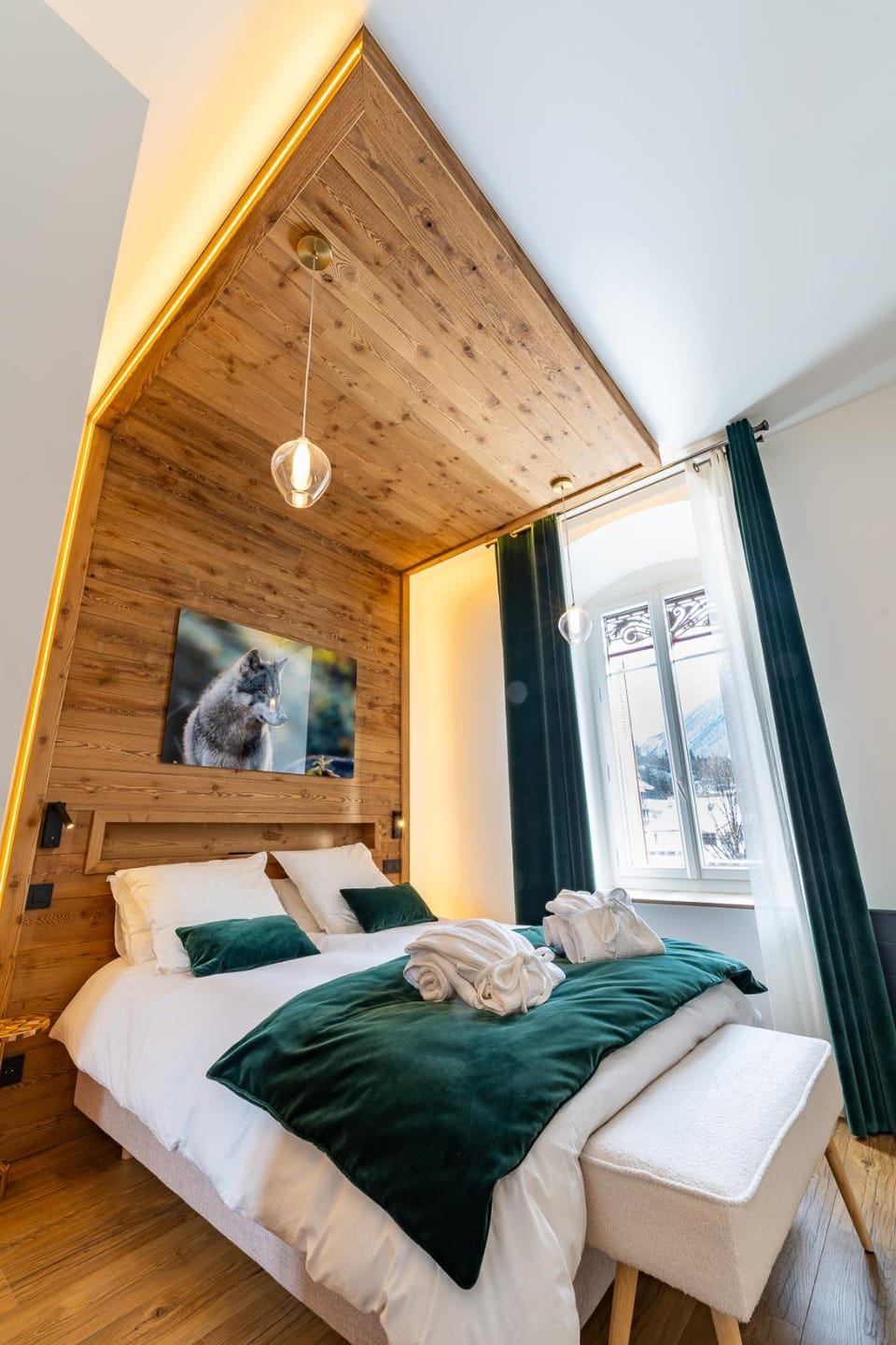Bed, Bedroom, towels