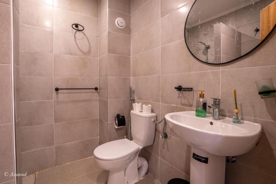 Shower, Toilet, Bathroom, bidet, towels