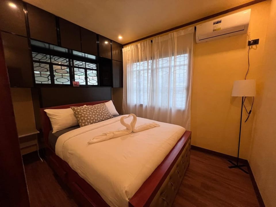 Hidden Koi Staycation - 2 Bedroom Hostel in Subic