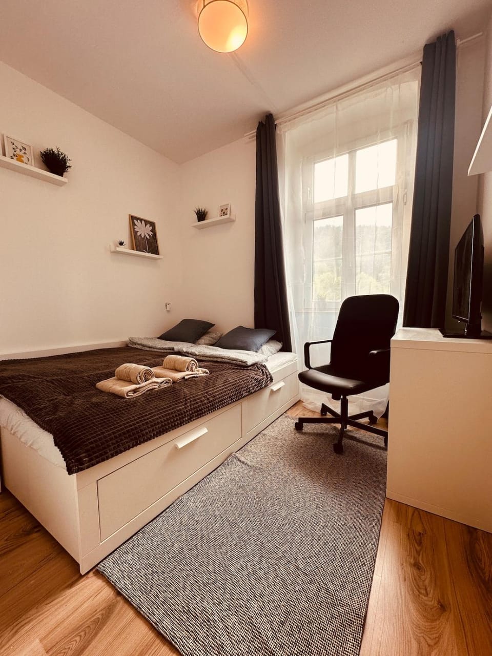 Bed, TV and multimedia, Photo of the whole room, Seating area, Bedroom