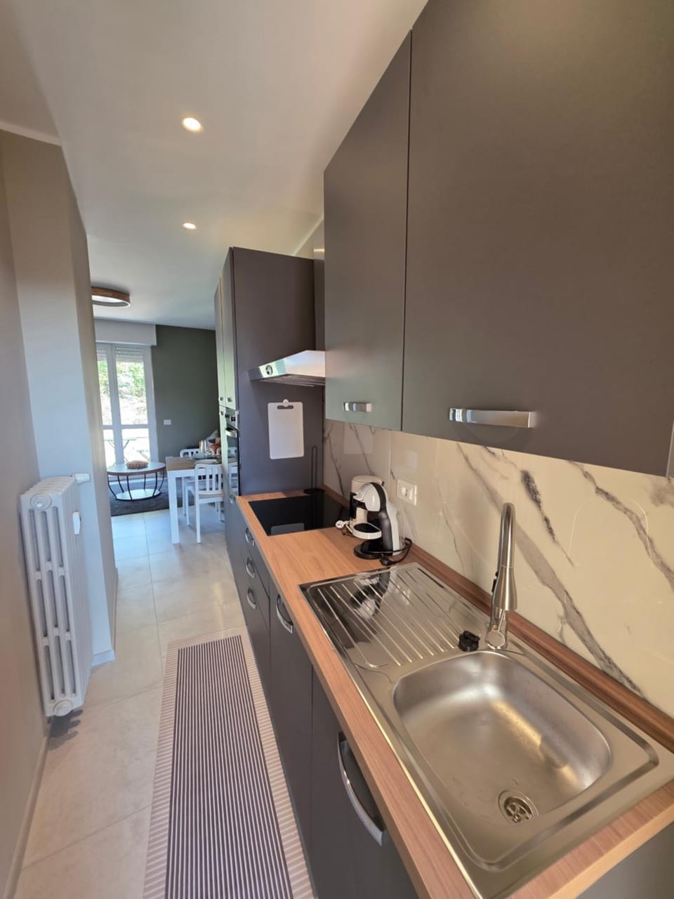 Kitchen or kitchenette, dishwasher, stove
